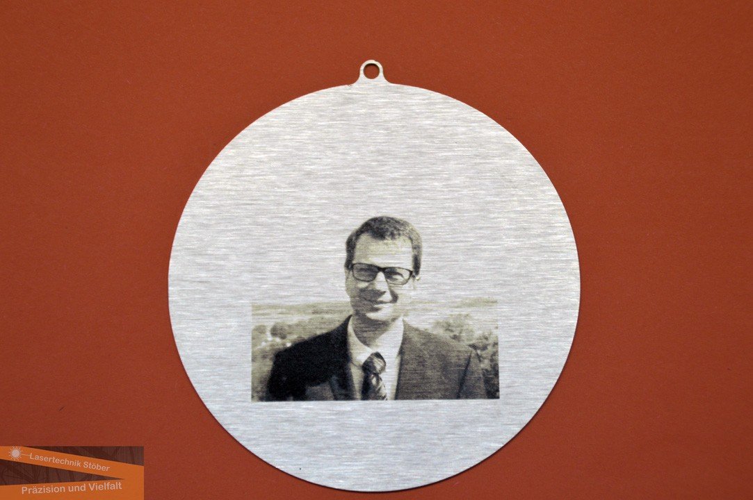 schnitt-und-gravur-auf-edelstahl